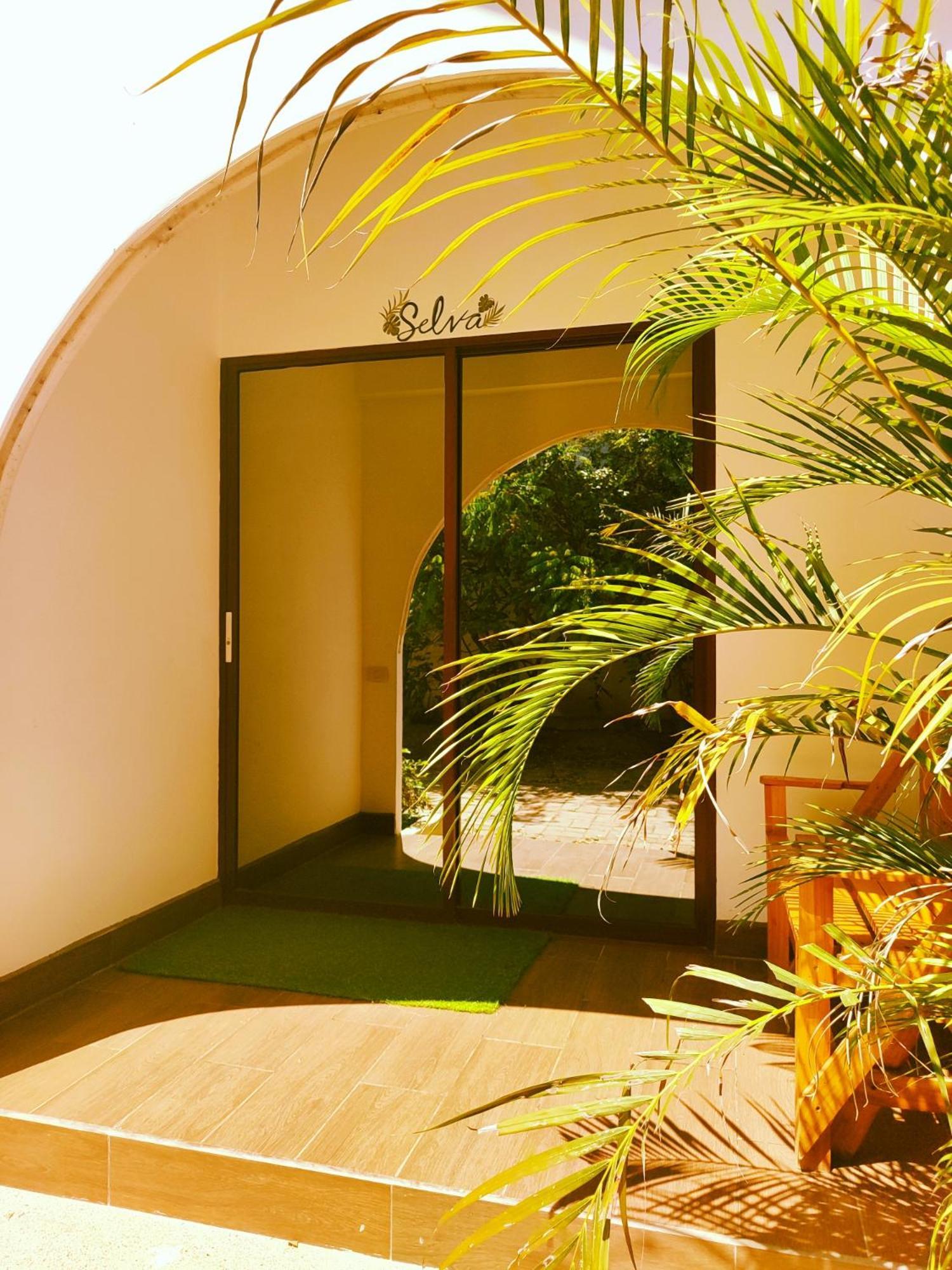 Cafe Madame Hotel Puerto Lopez Exterior photo