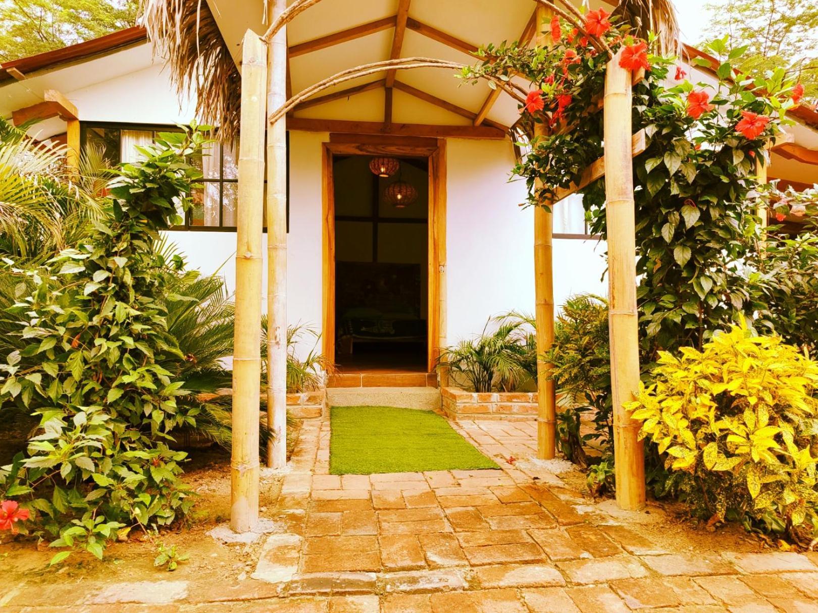 Cafe Madame Hotel Puerto Lopez Exterior photo