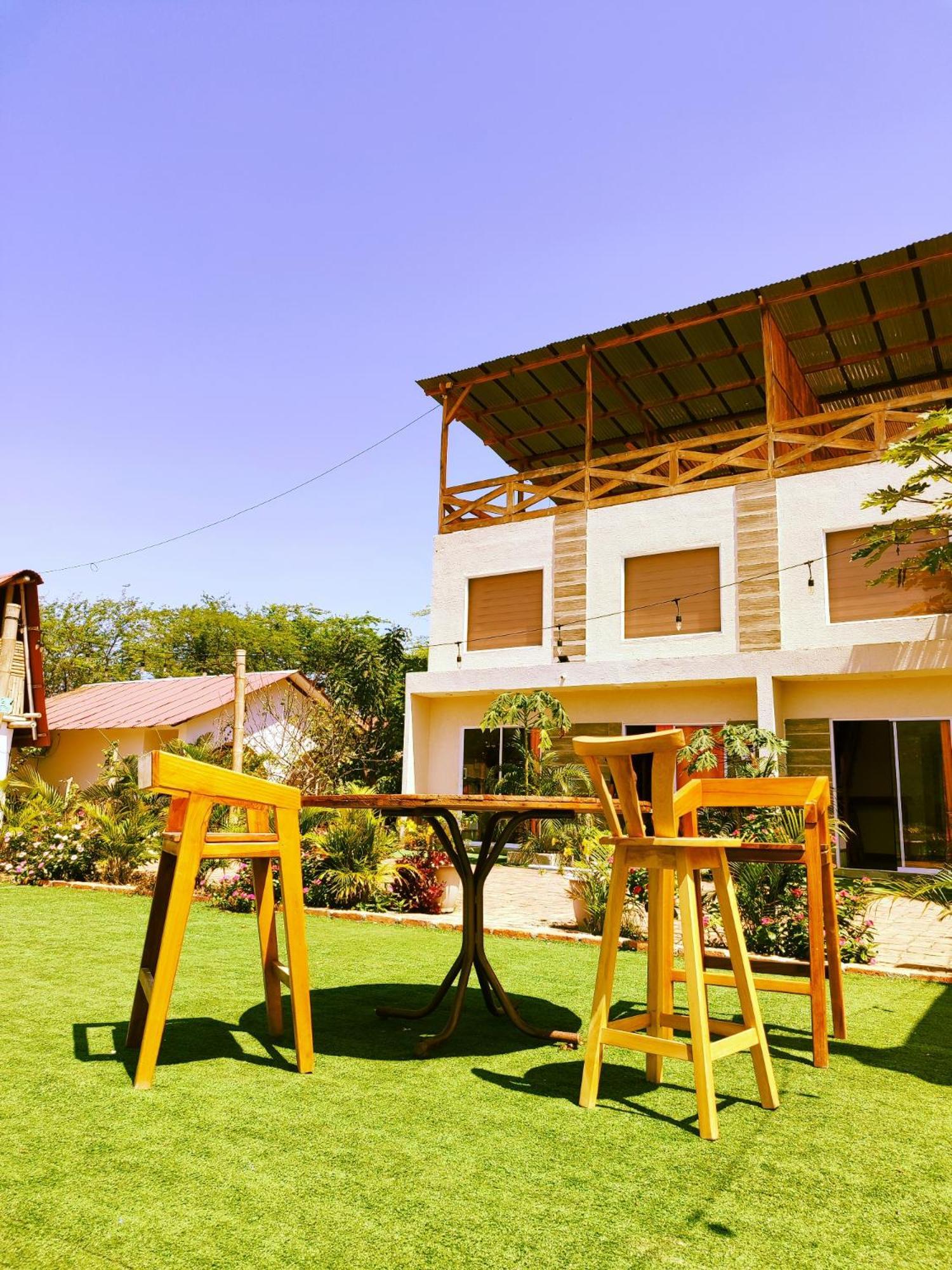 Cafe Madame Hotel Puerto Lopez Exterior photo